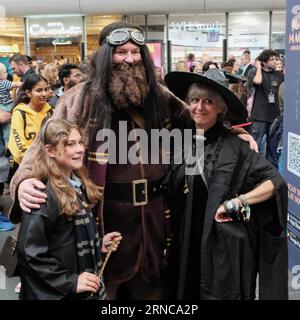 Kings Cross Station, London, Großbritannien. September 2023. Harry Potter-Fans treffen sich, um den Hogwarts Express zu sehen, um für die neue Schulzeit beim jährlichen „Back to Hogwarts“-Event wieder zur Schule zu gehen. Credit Mark Lear / Alamy Live News Stockfoto