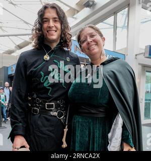 Kings Cross Station, London, Großbritannien. September 2023. Harry Potter-Fans treffen sich, um den Hogwarts Express zu sehen, um für die neue Schulzeit beim jährlichen „Back to Hogwarts“-Event wieder zur Schule zu gehen. Credit Mark Lear / Alamy Live News Stockfoto