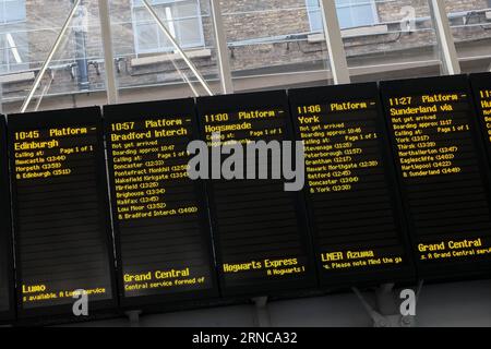 Kings Cross Station, London, Großbritannien. September 2023. Harry Potter-Fans treffen sich, um den Hogwarts Express zu sehen, um für die neue Schulzeit beim jährlichen „Back to Hogwarts“-Event wieder zur Schule zu gehen. Credit Mark Lear / Alamy Live News Stockfoto