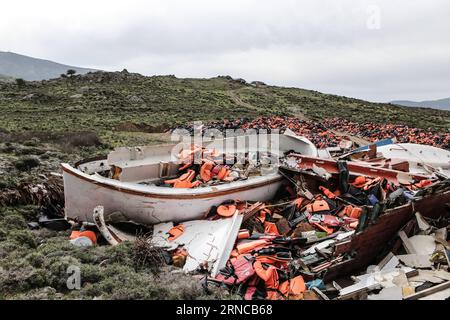 (160403) -- LESVOS, 3. April 2016 -- Rettungswesten und Schlauchboote, die von Migranten hinterlassen werden, werden auf der Insel Lesvos, Griechenland, am 23. März 2016 gesammelt und gestapelt. Die riesigen Berge von Rettungswesten und Schlauchbooten, die im vergangenen Jahr von Tausenden von Flüchtlingen an den Stränden der griechischen Insel Lesbos zurückgelassen wurden, bringen Hoffnung und mögliche Beschäftigungsmöglichkeiten für von der Rezession betroffene Einheimische mit sich, da die Behörden in diesem Frühjahr ein Recyclingprogramm zum Schutz der Umwelt und gestartet haben generieren Sie Umsätze. Die Gemeinde Lesbos hat in Zusammenarbeit mit ehrenamtlichen Architekten und Umweltschützern ein Pilotprojekt für tur gestartet Stockfoto