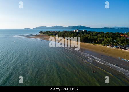 Luftaufnahme am Tanjung Aru Beach in Kota Kinabalu, Sabah, Malaysia Stockfoto