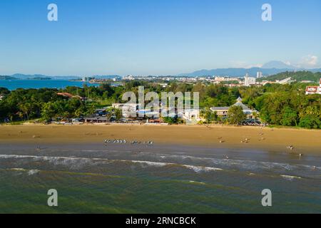 Luftaufnahme am Tanjung Aru Beach in Kota Kinabalu, Sabah, Malaysia Stockfoto