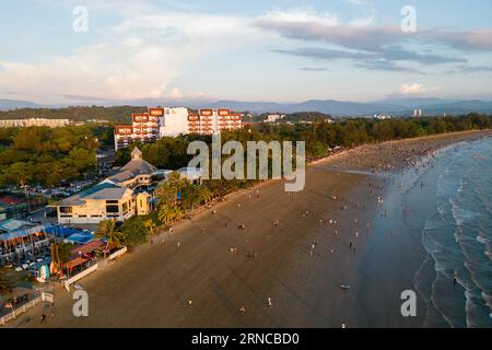 Luftaufnahme am Tanjung Aru Beach in Kota Kinabalu, Sabah, Malaysia Stockfoto