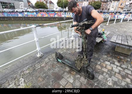 Brüssel, Belgien. September 2023. Die Abbildung zeigt eine Operation zur Abholung von Elektrorollern (E-Treppen) aus dem Brüsseler Kanal, organisiert vom Mikromobilitätsanbieter Tier, im Stadtzentrum von Brüssel, Freitag, den 1. September 2023. BELGA PHOTO NICOLAS MAETERLINCK Credit: Belga News Agency/Alamy Live News Stockfoto