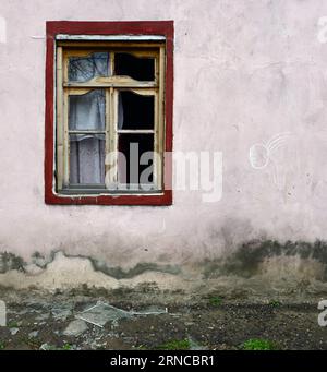 (160404) -- BERG-KARABACH, 3. April 2016 -- Fenster, die in den jüngsten Konflikten gebrochen wurden, sind in Aserbaidschans Bezirk Terter an der Grenze zu Berg-Karabach, 3. April 2016, zu sehen. Aserbaidschan hat einseitig alle militärischen Operationen und Reaktionsmassnahmen in der umstrittenen Region Berg-Karabach mit Armenien ausgesetzt, sagte das aserbaidschanische Verteidigungsministerium am Sonntag. (Djj) ASERBAIDSCHAN-BERG-KARABACH REGION-WAFFENSTILLSTAND TofikxBabayev PUBLICATIONxNOTxINxCHN Berg-Karabach April 3 2016 Windows in den jüngsten Konflikten gebrochen sind Seen im aserbaidschanischen Bezirk grenzt an den Ring Berg-Karabach-Region Stockfoto