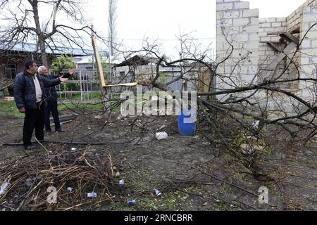 (160404) -- BERG-KARABACH, 3. April 2016 -- Haus, das in den jüngsten Konflikten beschädigt wurde, ist in Aserbaidschans Bezirk Terter zu sehen, der am 3. April 2016 an die Region Berg-Karabach grenzt. Aserbaidschan hat einseitig alle militärischen Operationen und Reaktionsmassnahmen in der umstrittenen Region Berg-Karabach mit Armenien ausgesetzt, sagte das aserbaidschanische Verteidigungsministerium am Sonntag. (Djj) ASERBAIDSCHAN-BERG-KARABACH REGION-WAFFENSTILLSTAND TofikxBabayev PUBLICATIONxNOTxINxCHN Berg-Karabach April 3 2016 Haus beschädigt in den jüngsten Konflikten sind Seen im aserbaidschanischen Bezirk grenzt an die Region Berg-Karabach April Stockfoto