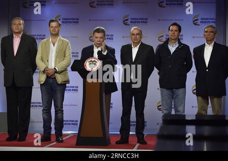 (160404) -- BOGOTA, 3. April 2016 -- Foto des kolumbianischen Präsidenten Juan Manuel Santos (3. L), der an einer Pressekonferenz in Bogota, der Hauptstadt Kolumbiens, am 3. April 2016 teilnimmt. Laut der lokalen Presse wird das Verhandlungsteam der kolumbianischen Regierung am Dienstag nach Havanna fliegen, um die Verhandlungen mit den Revolutionären Streitkräften Kolumbiens (FARC, für sein Akronym in Spanis) wieder aufzunehmen, was sich in einer letzten Phase befindet, kündigte der kolumbianische Präsident Juan Manuel Santos am Sonntag an. Cesar Carrion/) (rtg) COLOMBIA-BOGOTA-SANTOS-FARC-PRESS CONFERENCE COLOMBIA SxPRESIDENCY PUBLICA Stockfoto