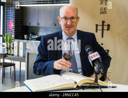 (160404) -- SYDNEY, 4. April 2016 -- Geschäftsführer und Winzer der dritten Generation von Taylors Wines Mitchell Taylor erhält ein Interview mit Xinhua in Sydney, Australien, 24. März 2016. Australische Weine werden im Ausland immer beliebter, und der chinesische Markt wächst in den letzten Jahren beträchtlich. Statistiken von Wine Australia zeigen, dass die Exporte nach China im Jahr 2015 um 66 Prozent auf 370 Millionen australische Dollar stiegen, wobei Rotwein bei weitem das Getränk der Wahl war. Mitchell Taylor, Geschäftsführer und Winzer der dritten Generation von Taylors Wines, sagte Xinhua, dass sein Unternehmen B habe Stockfoto