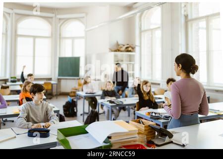 Lehrerin, die Schüler im Klassenzimmer unterrichtet Stockfoto