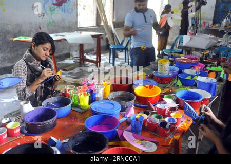 DHAKA, 4. April 2016 -- Kunststudenten bereiten sich auf das bevorstehende Bengalische Neujahr an der Dhaka Universität in Dhaka, Bangladesch, am 4. April 2016 vor. Bangladeshi wird das neue Jahr in Bengali am 14. April dieses Jahres feiern. ) (Zhf) BANGLADESCH-DHAKA-BENGALI NEUJAHRSVORBEREITUNG SharifulxIslam PUBLICATIONxNOTxINxCHN Dhaka 4. April 2016 Kunststudenten bereiten sich auf das kommende Bengali Neujahr AN DER Dhaka Universität in Dhaka Bangladesch AM 4. April 2016 vor Bangladeshi Prominente feiern das Bengali Neujahr AM 14. April dieses Jahr Stockfoto