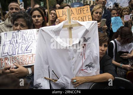 BUENOS AIRES, 4. April 2016 -- Lehrer nehmen an einem Protest zum nationalen 24-Stunden-Streik in Buenos Aires, der Hauptstadt Argentiniens, am 4. April 2016 Teil. Laut der lokalen Presse protestierten Lehrer aus öffentlichen und privaten Schulen im ganzen Land dafür, dass die Regierung die mit den Lehrergewerkschaften getroffenen Vereinbarungen nicht einhält und verlangen, Gehaltsverhandlungen aufzunehmen und über andere arbeitsbezogene Fragen zu sprechen. Der nationale 24-Stunden-Streik forderte die Regierung auch auf, die Ermittlungen über den Mord an dem Lehrer Carlos Fuentealba im Jahr 2007 fortzusetzen. ARGENTINIEN-BUENOS AIRES-SOCIETY-PROTEST MARTINXZ Stockfoto