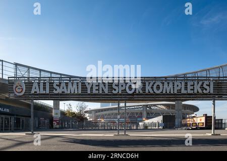 Istanbul, Türkei - 11.14.2021: Heimstadion von Galatasaray SK, Ali Sami Yen Spor Kompleksi mit türkischem Schild. Aus Sponsoring-Gründen wird es als Rams Park bezeichnet Stockfoto