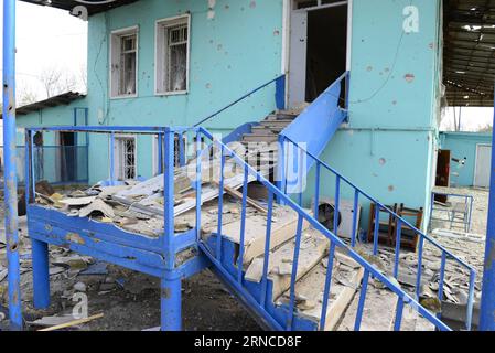 (160405) -- BERG-KARABACH, 5. April 2016 -- Häuser, die in den jüngsten Konflikten beschädigt wurden, wurden am 5. April 2016 im aserbaidschanischen Dorf Gapanli an der Grenze zu Berg-Karabach gesehen. Das armenische und das aserbaidschanische Verteidigungsministerium bestätigten am Dienstag, dass derzeit ein Waffenstillstandsabkommen in der umstrittenen Region Berg-Karabach vorbereitet wird. )(dh) ASERBAIDSCHAN-BERG-KARABACH REGION-WAFFENSTILLSTAND TofikxBabayev PUBLICATIONxNOTxINxCHN Berg-Karabach April 5 2016 Häuser, die in den jüngsten Konflikten beschädigt wurden, sind Seen im aserbaidschanischen Dorf, der Ring der Region Berg-Karabach AM 5. April 2016 die armenischen und Stockfoto