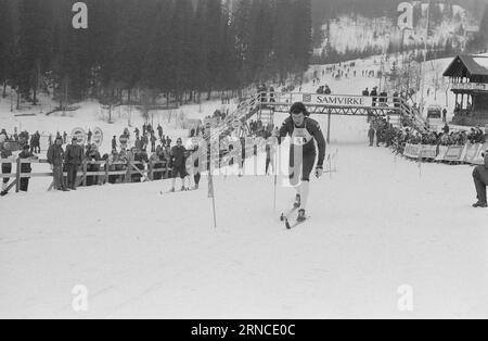 Aktuell 11 - 3 - 1974: HolmenkollenJuha Mieto gewann im letzten Jahr die 15 km und 5 Meilen. Dieses Jahr erhielt er die Holmenkoll-Medaille nach einem klaren Sieg in den 15 km und Bronze in den 5 Meilen. Die 5-mil wurde von Magne Myrmo gewonnen. Berit Mørdre Lammedal gewann die 5 km lange Damenmedaille Es war der erste norwegische Frauensieg in der Geschichte von Kollen. Foto: Ivar Aaserud / aktuell / NTB ***FOTO NICHT VERARBEITET*** dieser Text wurde automatisch übersetzt! Stockfoto