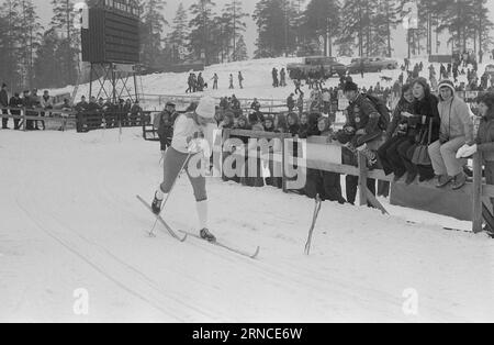 Aktuell 11 - 3 - 1974: HolmenkollenJuha Mieto gewann im letzten Jahr die 15 km und 5 Meilen. Dieses Jahr erhielt er die Holmenkoll-Medaille nach einem klaren Sieg in den 15 km und Bronze in den 5 Meilen. Die 5-mil wurde von Magne Myrmo gewonnen. Berit Mørdre Lammedal gewann die 5 km lange Damenmedaille Es war der erste norwegische Frauensieg in der Geschichte von Kollen. Foto: Ivar Aaserud / aktuell / NTB ***FOTO NICHT VERARBEITET*** dieser Text wurde automatisch übersetzt! Stockfoto