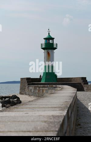 Die zerrissenen roten Netzfahnen auf einem Fischerboot, das von den rauen Winden bewittert wird, sorgen für ein eindrucksvolles Fotomotiv. Stockfoto