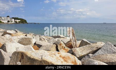 Große unregelmäßige Granitblöcke wurden als Wellenbrecher direkt vor der Stegmauer in Sassnitz platziert. Stockfoto