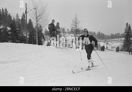 Aktuell 11 - 3 - 1974: HolmenkollenJuha Mieto gewann im letzten Jahr die 15 km und 5 Meilen. Dieses Jahr erhielt er die Holmenkoll-Medaille nach einem klaren Sieg in den 15 km und Bronze in den 5 Meilen. Die 5-mil wurde von Magne Myrmo gewonnen. Berit Mørdre Lammedal gewann die 5 km lange Damenmedaille Es war der erste norwegische Frauensieg in der Geschichte von Kollen. Foto: Ivar Aaserud / aktuell / NTB ***FOTO NICHT VERARBEITET*** dieser Text wurde automatisch übersetzt! Stockfoto