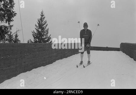 Aktuell 11 - 3 - 1974: HolmenkollenJuha Mieto gewann im letzten Jahr die 15 km und 5 Meilen. Dieses Jahr erhielt er die Holmenkoll-Medaille nach einem klaren Sieg in den 15 km und Bronze in den 5 Meilen. Die 5-mil wurde von Magne Myrmo gewonnen. Berit Mørdre Lammedal gewann die 5 km lange Damenmedaille Es war der erste norwegische Frauensieg in der Geschichte von Kollen. Foto: Ivar Aaserud / aktuell / NTB ***FOTO NICHT VERARBEITET*** dieser Text wurde automatisch übersetzt! Stockfoto