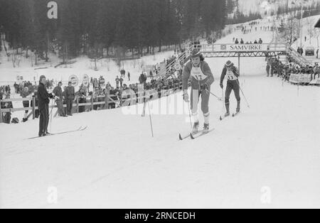 Aktuell 11 - 3 - 1974: HolmenkollenJuha Mieto gewann im letzten Jahr die 15 km und 5 Meilen. Dieses Jahr erhielt er die Holmenkoll-Medaille nach einem klaren Sieg in den 15 km und Bronze in den 5 Meilen. Die 5-mil wurde von Magne Myrmo gewonnen. Berit Mørdre Lammedal gewann die 5 km lange Damenmedaille Es war der erste norwegische Frauensieg in der Geschichte von Kollen. Foto: Ivar Aaserud / aktuell / NTB ***FOTO NICHT VERARBEITET*** dieser Text wurde automatisch übersetzt! Stockfoto