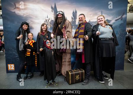 London, Großbritannien. 1. September 2023. Kostümierte Fans mit Hagrid zurück nach Hogwarts, der jährlichen Feier aller Dinge von Harry Potter, laden Harry Potter-Fans ein, den Moment zu feiern, in dem der Hogwarts Express-Zug von Bahnsteig 9 ¾ am Bahnhof King’s Cross um 11:00 Uhr zum Beginn des Schulsemesters in Hogwarts abfährt. Quelle: Stephen Chung / Alamy Live News Stockfoto