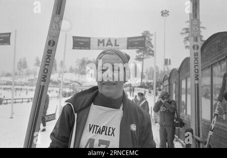 Aktuell 11 - 3 - 1974: HolmenkollenJuha Mieto gewann im letzten Jahr die 15 km und 5 Meilen. Dieses Jahr erhielt er die Holmenkoll-Medaille nach einem klaren Sieg in den 15 km und Bronze in den 5 Meilen. Die 5-mil wurde von Magne Myrmo gewonnen. Berit Mørdre Lammedal gewann die 5 km lange Damenmedaille Es war der erste norwegische Frauensieg in der Geschichte von Kollen. Foto: Ivar Aaserud / aktuell / NTB ***FOTO NICHT VERARBEITET*** dieser Text wurde automatisch übersetzt! Stockfoto