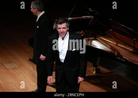 HEIDELBERG, 7. April 2016 -- der amerikanische Lyrikbariton Thomas Hampson begrüßt das Publikum nach seinem Auftritt im Kongresshaus Stadthalle Heidelberg während des Heidelberger Fruehling Festivals in Heidelberg am 7. April 2016. Das Heidelberger Fruehling Festival findet vom 2. April bis 30. April statt. ) DEUTSCHLAND-HEIDELBERG-HEIDELBERGER FRUEHLING FESTIVAL-THOMAS HAMPSON LuoxHuanhuan PUBLICATIONxNOTxINxCHN Heidelberg 7. April 2016 der amerikanische Lyrikbariton Thomas Hampson begrüßt das Publikum nach seinem Auftritt im Kongresshaus City Hall Heidelberg während des Heidelberger Spring Festivals in Heidel Stockfoto