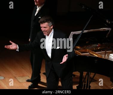 HEIDELBERG, 7. April 2016 -- der amerikanische Lyrikbariton Thomas Hampson begrüßt das Publikum nach seinem Auftritt im Kongresshaus Stadthalle Heidelberg während des Heidelberger Fruehling Festivals in Heidelberg am 7. April 2016. Das Heidelberger Fruehling Festival findet vom 2. April bis 30. April statt. ) DEUTSCHLAND-HEIDELBERG-HEIDELBERGER FRUEHLING FESTIVAL-THOMAS HAMPSON LuoxHuanhuan PUBLICATIONxNOTxINxCHN Heidelberg 7. April 2016 der amerikanische Lyrikbariton Thomas Hampson begrüßt das Publikum nach seinem Auftritt im Kongresshaus City Hall Heidelberg während des Heidelberger Spring Festivals in Heidel Stockfoto