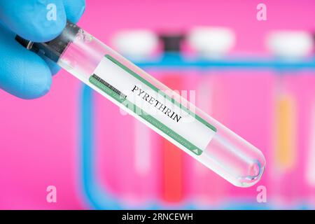 Pyrethrin - Ein natürliches Insektizid und Abwehrmittel, das häufig in Sprays und Stäuben verwendet wird. Stockfoto