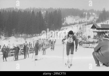 Aktuell 11 - 3 - 1974: HolmenkollenJuha Mieto gewann im letzten Jahr die 15 km und 5 Meilen. Dieses Jahr erhielt er die Holmenkoll-Medaille nach einem klaren Sieg in den 15 km und Bronze in den 5 Meilen. Die 5-mil wurde von Magne Myrmo gewonnen. Berit Mørdre Lammedal gewann die 5 km lange Damenmedaille Es war der erste norwegische Frauensieg in der Geschichte von Kollen. Foto: Ivar Aaserud / aktuell / NTB ***FOTO NICHT VERARBEITET*** dieser Text wurde automatisch übersetzt! Stockfoto