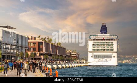 Istanbul, Türkei - 7. Mai 2023: Norwegische Jade, ein großes Kreuzfahrtschiff, das vor Sonnenuntergang am Terminal von Galataport, einer Mixed-Use-Entwicklung am Ufer des Bosporus, in der Gegend von Karakoy, anlegt Stockfoto