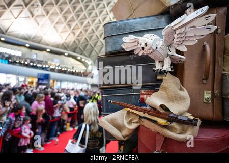 London, Großbritannien. 1. September 2023. Eine geschmückte Bühne mit Hedwig, auf der Rückseite von Hogwarts, der jährlichen Feier aller Dinge von Harry Potter, lädt Harry Potter Fans ein, den Moment zu markieren, in dem der Hogwarts Express-Zug von Bahnsteig 9 ¾ am Bahnhof King’s Cross um 11:00 Uhr zum Beginn des Schulsemesters in Hogwarts abfährt. Quelle: Stephen Chung / Alamy Live News Stockfoto