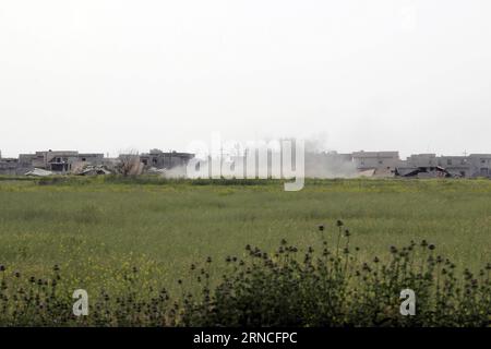 (160410) -- KIRKUK, 10. April 2016 -- Kämpfer schiitischer paramilitärischer Gruppen, bekannt als Hashd Shaabi oder populäre Mobilisierung, starten am 10. April 2016 eine neue Operation zur Befreiung des Dorfes Bashir 30 Kilometer südlich der Stadt Kirkuk im Nordirak von Militanten der Islamischen Staaten (IS). Mindestens 10 Kämpfer wurden getötet und 50 weitere von Hashd Shaabi verwundet und Dutzende von IS-Militanten wurden ebenfalls bei den Zusammenstößen getötet, teilte eine Sicherheitsquelle Xinhua mit. Ako Zangana) IRAQ-KIRKUK-NEW OPERATION Dawood PUBLICATIONxNOTxINxCHN 160410 Kirkuk April 10 2016 Kämpfer aus schiitischen paramilitärischen Gro Stockfoto