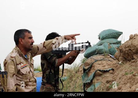 (160410) -- KIRKUK, 10. April 2016 -- Kämpfer schiitischer paramilitärischer Gruppen, bekannt als Hashd Shaabi oder populäre Mobilisierung, starten am 10. April 2016 eine neue Operation zur Befreiung des Dorfes Bashir 30 Kilometer südlich der Stadt Kirkuk im Nordirak von Militanten der Islamischen Staaten (IS). Mindestens 10 Kämpfer wurden getötet und 50 weitere von Hashd Shaabi verwundet und Dutzende von IS-Militanten wurden ebenfalls bei den Zusammenstößen getötet, teilte eine Sicherheitsquelle Xinhua mit. Ako Zangana) IRAQ-KIRKUK-NEW OPERATION Dawood PUBLICATIONxNOTxINxCHN 160410 Kirkuk April 10 2016 Kämpfer aus schiitischen paramilitärischen Gro Stockfoto