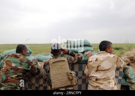 (160410) -- KIRKUK, 10. April 2016 -- Kämpfer schiitischer paramilitärischer Gruppen, bekannt als Hashd Shaabi oder populäre Mobilisierung, starten am 10. April 2016 eine neue Operation zur Befreiung des Dorfes Bashir 30 Kilometer südlich der Stadt Kirkuk im Nordirak von Militanten der Islamischen Staaten (IS). Mindestens 10 Kämpfer wurden getötet und 50 weitere von Hashd Shaabi verwundet und Dutzende von IS-Militanten wurden ebenfalls bei den Zusammenstößen getötet, teilte eine Sicherheitsquelle Xinhua mit. Ako Zangana) IRAQ-KIRKUK-NEW OPERATION Dawood PUBLICATIONxNOTxINxCHN 160410 Kirkuk April 10 2016 Kämpfer aus schiitischen paramilitärischen Gro Stockfoto