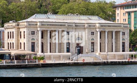 Feriye Palace, ein ehemaliger osmanischer Palast am europäischen Ufer des Bosporus in Istanbul, Türkei. Der Palast ist heute ein Restaurant und Veranstaltungsort Stockfoto