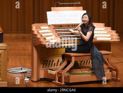 (160411) -- PEKING, 11. April 2016 -- die Pfeifenorganistin Shen Fanxiu stellt ihr Musikinstrument während einer Pressekonferenz des National Center for the Performing Arts (NCPA) May Festivals in Peking, Hauptstadt Chinas, am 11. April 2016 vor. Das NCPA May Festival 2016 findet vom 1. Bis 21. Mai mit 20 Konzerten und 23 gemeinsamen Aufführungen statt. )(mcg) CHINA-BEIJING-NCPA MAY FESTIVAL-PRESS CONFERENCE (CN) LuoxXiaoguang PUBLICATIONxNOTxINxCHN 160411 Peking 11. April 2016 die Pfeifenorganistin Shen stellt ihr Musikinstrument während einer Pressekonferenz des National Center for the Performing Arts NCP vor Stockfoto