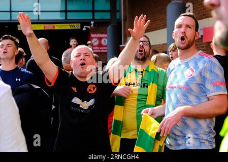 Old Trafford Football Stadium, Manchester, Großbritannien. April 2022. Tausende von Manchester United protestieren, dass die Familie Glazer den Club verkauft Stockfoto