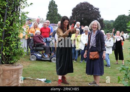 Safran Walden, Großbritannien. September 2023. Die BBC Gardeners' World Autumn Fair findet im Audley End House and Gardens in Essex statt. Der Presenter Frances Tophill eröffnet die Show zusammen mit Emma Crawforth, der Gartenbauredakteurin des BBC Gardeners’ World Magazine. Radio: Eastern Views/Alamy Live News Stockfoto