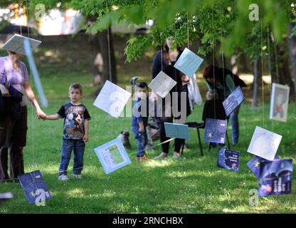 (160412) -- ZAGREB, 12. April 2016 -- Kinder pflücken Bücher, die in Bäumen hängen, während der Eröffnungszeremonie des 9. Kinderbuchfestivals im Tresnjevka-Park in Zagreb, Hauptstadt Kroatiens, 12. April 2016. „Pick a Story“-Veranstaltung wird organisiert, um Lesehandlungen bei Kindern im Vorschulalter zu fördern. ) KROATIEN-ZAGREB-CHILDREN S BOOK FESTIVAL MisoxLisanin PUBLICATIONxNOTxINxCHN 160412 Zagreb 12. April 2016 Kids Pick Books Hanging in Trees während der Eröffnungszeremonie des 9. Children S Book Festivals IM Tresnjevka Park in Zagreb Hauptstadt von Kroatien 12. April 2016 WIRD Pick A Story Event organisiert, um R zu fördern Stockfoto