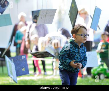 (160412) -- ZAGREB, 12. April 2016 -- Ein Junge wählt Ein Buch aus, das während der Eröffnungszeremonie des 9. Kinderbuchfestivals im Tresnjevka-Park in Zagreb, der Hauptstadt Kroatiens, am 12. April 2016 in Bäumen hängt. „Pick a Story“-Veranstaltung wird organisiert, um Lesehandlungen bei Kindern im Vorschulalter zu fördern. ) KROATIEN-ZAGREB-CHILDREN S BOOK FESTIVAL MisoxLisanin PUBLICATIONxNOTxINxCHN 160412 Zagreb 12. April 2016 ein Junge pickt ein Buch, das in Bäumen hängt während der Eröffnungszeremonie des 9. Children S Book Festivals IM Tresnjevka Park in Zagreb Hauptstadt von Kroatien 12. April 2016 WIRD ein Story Event zu Pro organisiert Stockfoto