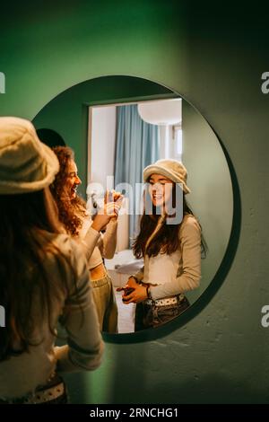 Glückliche Freundinnen mit Make-up zu Hause Stockfoto