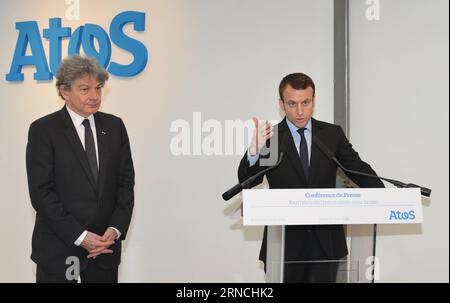 IT-Dienstleister Atos S.E. präsentiert neue Supercomputer in Paris PARIS, 12. April 2016 -- der französische Wirtschaftsminister Emmanuel Macron R in Begleitung von Thierry Breton, Chairman und Chief Executive Officer von Atos, spricht auf der Pressekonferenz während der Präsentation des neuen Bull sequana Supercomputers in Paris, Frankreich, 12. April 2016. lyi FRANCE-COMPUTER-ATOS-BRETON-MACRON LixGenxing PUBLICATIONxNOTxINxCHN Stockfoto