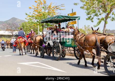 NERJA, SPANIEN - 15. MAI 2022 Einwohner der Stadt, Kutschen, Karren, Pferde, Ochsen und Traktoren, ebenso wie einheimische Bauern, die aus benachbarten Dörfern kommen Stockfoto