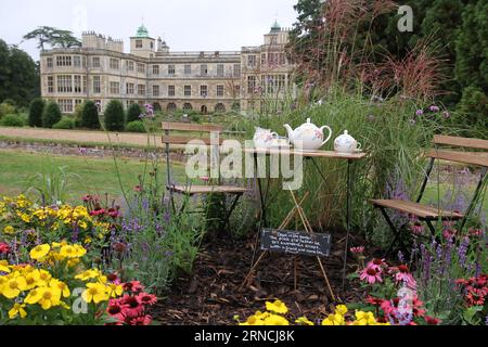 Safran Walden, Großbritannien. September 2023. Die BBC Gardeners' World Autumn Fair findet im Audley End House and Gardens in Essex statt. Eine der wunderschönen Rahmen zeigt „Tea Break“, entworfen von Zoe Defoe. Radio: Eastern Views/Alamy Live News Stockfoto