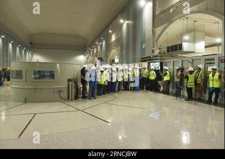 (160414) -- EL CHACO, 13. April 2016 -- Ecuadors Vizepräsident Jorge Glas drückt den Knopf, um das Wasserkraftwerk Coca Codo Sinclair in El Chaco, Provinz Napo, Ecuador, am 13. April symbolisch einzuweihen. 2016. der lokalen Presse zufolge leitete der ecuadorianische Vizepräsident Jorge Glas am Mittwoch die Inbetriebnahme der ersten vier Turbinen des Wasserkraftwerks Coca Codo Sinclair, die 750 Megawatt von den 1.500 Turbinen erzeugen, die es bei voller Kapazität produzieren wird. Coca Codo Sinclair, das größte Wasserkraftwerk Ecuadors, wird die 30 Prozent der Auserwählten des Landes versorgen Stockfoto