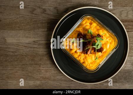 Mac n Cheese mit Speck drauf Stockfoto