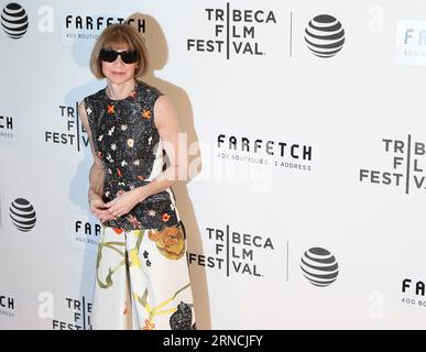 (160414) -- NEW YORK, 13. April 2016 -- Chefredakteurin der American Vogue Anna Wintour posiert auf dem roten Teppich für die Eröffnungsnacht des Tribeca Film Festivals 2016 in New York, USA am 13. April 2016. 2016 das Tribeca Film Festival startete am Mittwoch. ) Qinxlang PUBLICATIONxNOTxINxCHN 160414 New York 13. April 2016 Chefredakteurin der American Vogue Anna Wintour posiert AUF dem Roten Teppich für die Eröffnungsnacht des Tribeca Film Festivals 2016 in New York die Vereinigten Staaten AM 13. April 2016 2016 das Tribeca Film Festival startete hier AM Mittwoch Qinxlang PUBLICATIONxNOTxINxCHN Stockfoto