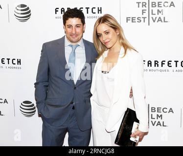 (160414) -- NEW YORK, 13. April 2016 -- US-amerikanischer Schauspieler Jason Biggs und seine Frau Jenny Mollen posieren auf dem roten Teppich für die Eröffnungsnacht des Tribeca Film Festivals 2016 in New York, USA am 13. April 2016. 2016 das Tribeca Film Festival startete am Mittwoch. ) Qinxlang PUBLICATIONxNOTxINxCHN Stockfoto