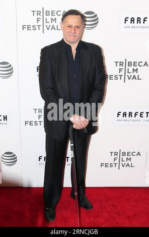 (160414) – NEW YORK, 13. April 2016 – Tribeca Film Festival Co-Founder Craig Hatkoff posiert auf dem roten Teppich für die Eröffnungsnacht des Tribeca Film Festivals 2016 in New York, USA am 13. April 2016. 2016 das Tribeca Film Festival startete am Mittwoch. ) Qinxlang PUBLICATIONxNOTxINxCHN 160414 New York 13. April 2016 Tribeca Film Festival Co-Gründer Craig Hatkoff posiert AUF dem roten Teppich für die Eröffnungsnacht des Tribeca 2016 2016 Film Festivals in New York die Vereinigten Staaten AM 13. April 2016 das Tribeca Film Festival startete hier AM Mittwoch QinxLang PUBLICATIONxNOTxINxCHN Stockfoto